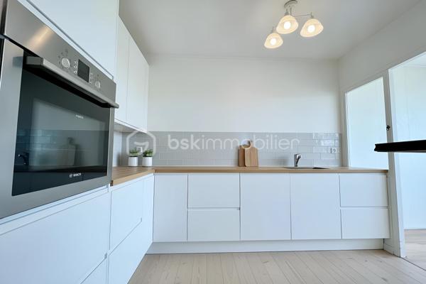 À environ 10 minutes à pied de la gare de Cergy-Préfecture (RER A et ligne L), découvrez cet appartement traversant de 101 m² situé au 6ᵉ étage avec ascenseur, au sein d’une résidence avec gardien.

L’appartement se compose d’une entrée avec placard, d’un grand salon lumineux de 31 m² , d’une cuisine aménagée et équipée, de trois chambres dont 2 de 16 m², d’un dressing, d’une salle d’eau et de WC séparés.

Grâce à sa double exposition Est/Ouest et à ses larges ouvertures, l’appartement bénéficie d’une belle luminosité tout au long de la journée. Le salon donne accès à un balcon de 6 m² offrant une vue dégagée.

Une cave, un box en sous-sol et une place de stationnement extérieure complètent ce bien.

Le chauffage, l’eau chaude et l’eau froide sont compris dans les charges de copropriété.

La gare de Cergy-Préfecture (RER A et ligne L), les écoles, les commerces de proximité ainsi que le centre commercial Les 3 Fontaines sont accessibles à pied