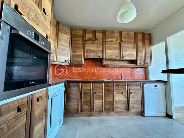 À environ 10 minutes à pied de la gare de Cergy-Préfecture (RER A et ligne L), découvrez cet appartement traversant de 101 m² situé au 6ᵉ étage avec ascenseur, au sein d’une résidence avec gardien.

L’appartement se compose d’une entrée avec placard, d’un grand salon lumineux de 31 m² , d’une cuisine aménagée et équipée, de trois chambres dont 2 de 16 m², d’un dressing, d’une salle d’eau et de WC séparés.

Grâce à sa double exposition Est/Ouest et à ses larges ouvertures, l’appartement bénéficie d’une belle luminosité tout au long de la journée. Le salon donne accès à un balcon de 6 m² offrant une vue dégagée.

Une cave, un box en sous-sol et une place de stationnement extérieure complètent ce bien.

Le chauffage, l’eau chaude et l’eau froide sont compris dans les charges de copropriété.

La gare de Cergy-Préfecture (RER A et ligne L), les écoles, les commerces de proximité ainsi que le centre commercial Les 3 Fontaines sont accessibles à pied