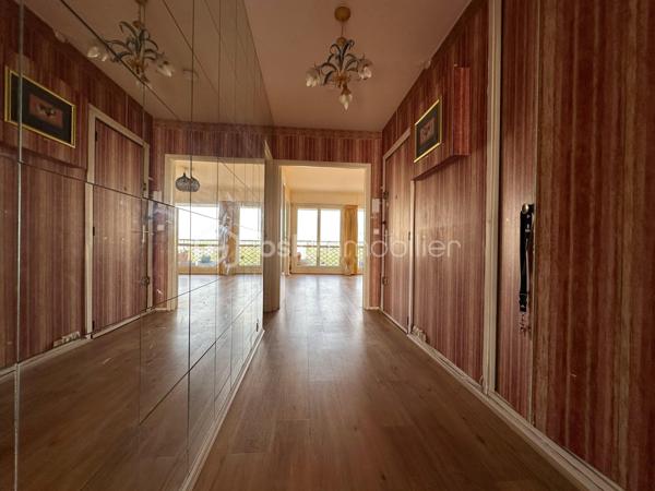 À environ 10 minutes à pied de la gare de Cergy-Préfecture (RER A et ligne L), découvrez cet appartement traversant de 101 m² situé au 6ᵉ étage avec ascenseur, au sein d’une résidence avec gardien.

L’appartement se compose d’une entrée avec placard, d’un grand salon lumineux de 31 m² , d’une cuisine aménagée et équipée, de trois chambres dont 2 de 16 m², d’un dressing, d’une salle d’eau et de WC séparés.

Grâce à sa double exposition Est/Ouest et à ses larges ouvertures, l’appartement bénéficie d’une belle luminosité tout au long de la journée. Le salon donne accès à un balcon de 6 m² offrant une vue dégagée.

Une cave, un box en sous-sol et une place de stationnement extérieure complètent ce bien.

Le chauffage, l’eau chaude et l’eau froide sont compris dans les charges de copropriété.

La gare de Cergy-Préfecture (RER A et ligne L), les écoles, les commerces de proximité ainsi que le centre commercial Les 3 Fontaines sont accessibles à pied