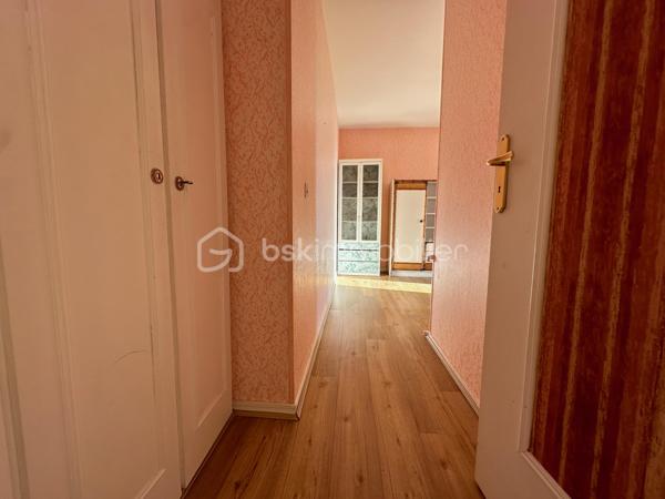 À environ 10 minutes à pied de la gare de Cergy-Préfecture (RER A et ligne L), découvrez cet appartement traversant de 101 m² situé au 6ᵉ étage avec ascenseur, au sein d’une résidence avec gardien.

L’appartement se compose d’une entrée avec placard, d’un grand salon lumineux de 31 m² , d’une cuisine aménagée et équipée, de trois chambres dont 2 de 16 m², d’un dressing, d’une salle d’eau et de WC séparés.

Grâce à sa double exposition Est/Ouest et à ses larges ouvertures, l’appartement bénéficie d’une belle luminosité tout au long de la journée. Le salon donne accès à un balcon de 6 m² offrant une vue dégagée.

Une cave, un box en sous-sol et une place de stationnement extérieure complètent ce bien.

Le chauffage, l’eau chaude et l’eau froide sont compris dans les charges de copropriété.

La gare de Cergy-Préfecture (RER A et ligne L), les écoles, les commerces de proximité ainsi que le centre commercial Les 3 Fontaines sont accessibles à pied