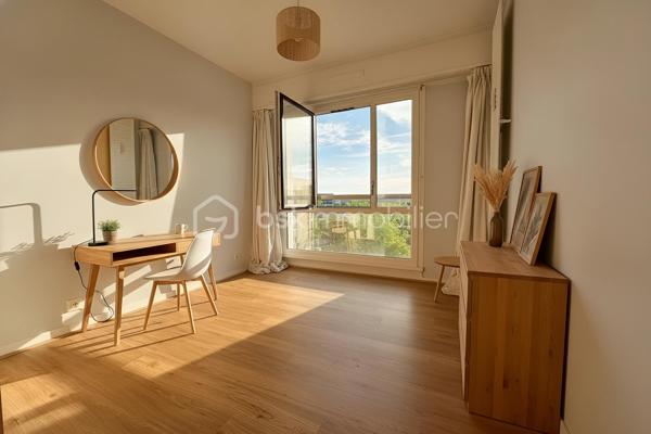 À environ 10 minutes à pied de la gare de Cergy-Préfecture (RER A et ligne L), découvrez cet appartement traversant de 101 m² situé au 6ᵉ étage avec ascenseur, au sein d’une résidence avec gardien.

L’appartement se compose d’une entrée avec placard, d’un grand salon lumineux de 31 m² , d’une cuisine aménagée et équipée, de trois chambres dont 2 de 16 m², d’un dressing, d’une salle d’eau et de WC séparés.

Grâce à sa double exposition Est/Ouest et à ses larges ouvertures, l’appartement bénéficie d’une belle luminosité tout au long de la journée. Le salon donne accès à un balcon de 6 m² offrant une vue dégagée.

Une cave, un box en sous-sol et une place de stationnement extérieure complètent ce bien.

Le chauffage, l’eau chaude et l’eau froide sont compris dans les charges de copropriété.

La gare de Cergy-Préfecture (RER A et ligne L), les écoles, les commerces de proximité ainsi que le centre commercial Les 3 Fontaines sont accessibles à pied