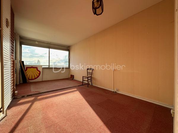À environ 10 minutes à pied de la gare de Cergy-Préfecture (RER A et ligne L), découvrez cet appartement traversant de 101 m² situé au 6ᵉ étage avec ascenseur, au sein d’une résidence avec gardien.

L’appartement se compose d’une entrée avec placard, d’un grand salon lumineux de 31 m² , d’une cuisine aménagée et équipée, de trois chambres dont 2 de 16 m², d’un dressing, d’une salle d’eau et de WC séparés.

Grâce à sa double exposition Est/Ouest et à ses larges ouvertures, l’appartement bénéficie d’une belle luminosité tout au long de la journée. Le salon donne accès à un balcon de 6 m² offrant une vue dégagée.

Une cave, un box en sous-sol et une place de stationnement extérieure complètent ce bien.

Le chauffage, l’eau chaude et l’eau froide sont compris dans les charges de copropriété.

La gare de Cergy-Préfecture (RER A et ligne L), les écoles, les commerces de proximité ainsi que le centre commercial Les 3 Fontaines sont accessibles à pied