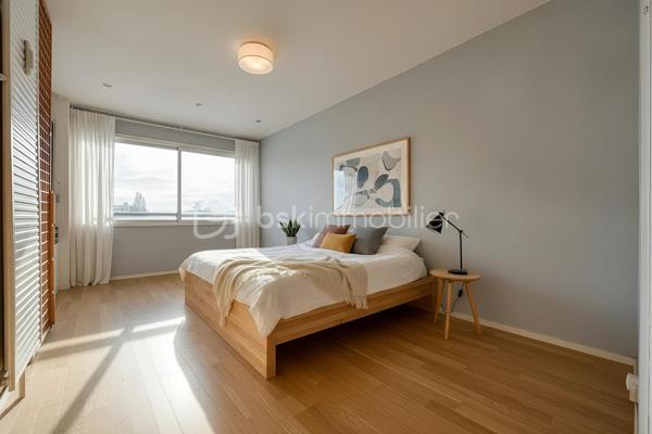 À environ 10 minutes à pied de la gare de Cergy-Préfecture (RER A et ligne L), découvrez cet appartement traversant de 101 m² situé au 6ᵉ étage avec ascenseur, au sein d’une résidence avec gardien.

L’appartement se compose d’une entrée avec placard, d’un grand salon lumineux de 31 m² , d’une cuisine aménagée et équipée, de trois chambres dont 2 de 16 m², d’un dressing, d’une salle d’eau et de WC séparés.

Grâce à sa double exposition Est/Ouest et à ses larges ouvertures, l’appartement bénéficie d’une belle luminosité tout au long de la journée. Le salon donne accès à un balcon de 6 m² offrant une vue dégagée.

Une cave, un box en sous-sol et une place de stationnement extérieure complètent ce bien.

Le chauffage, l’eau chaude et l’eau froide sont compris dans les charges de copropriété.

La gare de Cergy-Préfecture (RER A et ligne L), les écoles, les commerces de proximité ainsi que le centre commercial Les 3 Fontaines sont accessibles à pied