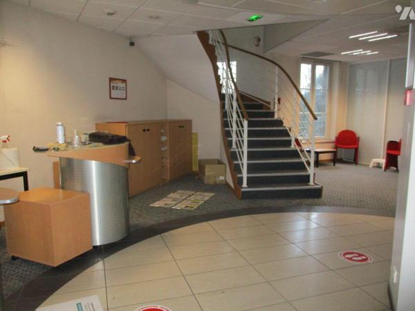 Dans immeuble édifié en 2000, local commercial comprenant sur 2 niveaux : accueil clientèle, sa...