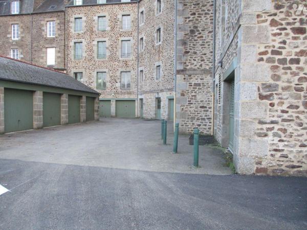 Dans immeuble édifié en 2000, local commercial comprenant sur 2 niveaux : accueil clientèle, sa...