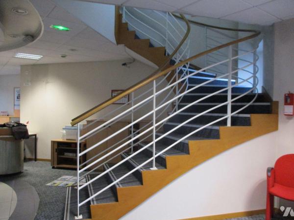 Dans immeuble édifié en 2000, local commercial comprenant sur 2 niveaux : accueil clientèle, sa...