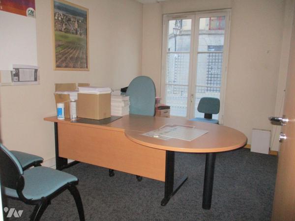 Dans immeuble édifié en 2000, local commercial comprenant sur 2 niveaux : accueil clientèle, sa...