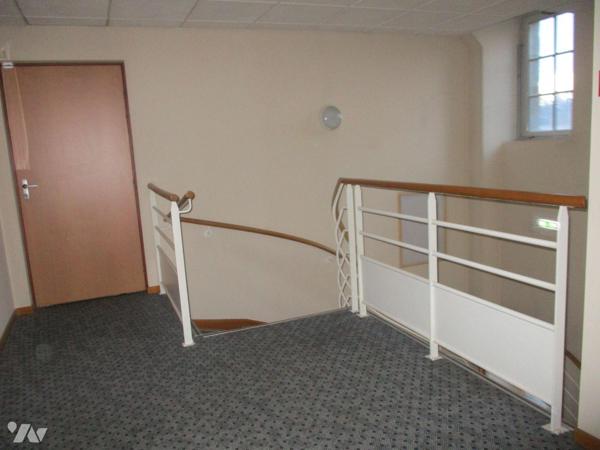 Dans immeuble édifié en 2000, local commercial comprenant sur 2 niveaux : accueil clientèle, sa...