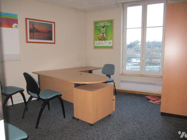 Dans immeuble édifié en 2000, local commercial comprenant sur 2 niveaux : accueil clientèle, sa...