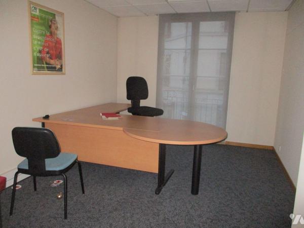 Dans immeuble édifié en 2000, local commercial comprenant sur 2 niveaux : accueil clientèle, sa...