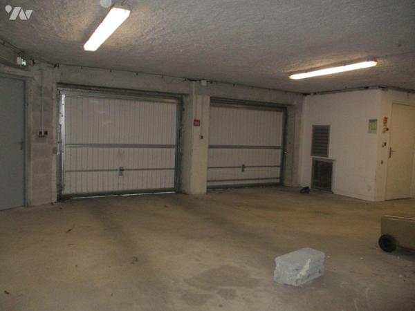 Dans immeuble édifié en 2000, local commercial comprenant sur 2 niveaux : accueil clientèle, sa...