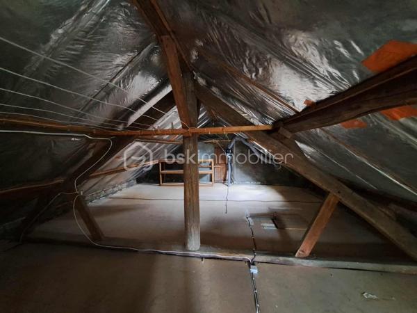 Située à proximité immédiate des commodités, cette charmante maison de ville offre un cadre de vie agréable et fonctionnel

🛋️ Agencement intérieur

Au rez-de-chaussée:
Une pièce de vie comprenant salon et salle à manger
Une cuisine indépendante
Une salle d'eau avec WC

À l’étage :
2 chambres ( 12,39 m² et 11,59 m²)
1 bureau ( 7,8m²)
1 dressing ( 7,3 m²)
1 salles d’eau

Un grenier 

🌿 Extérieurs et annexes
Un jardin clos accueillant une petite dépendance comprenant une chambre, une salle d’eau et un WC.

Un grand garage 
Portail électrique

Jardin d'environ 80 m²

Chauffage au gaz de ville
Tout à l'égout
Fibre

DPE: D (234 kwh/m²/an)
dont émission de gaz a effet de serre: D (41 kgCO2/m²/an)

Ce bien combine confort, modularité et praticité

📞 Pour plus d’informations ou pour organiser une visite, n’hésitez pas à me contacter !