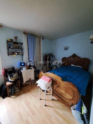 Située à proximité immédiate des commodités, cette charmante maison de ville offre un cadre de vie agréable et fonctionnel

🛋️ Agencement intérieur

Au rez-de-chaussée:
Une pièce de vie comprenant salon et salle à manger
Une cuisine indépendante
Une salle d'eau avec WC

À l’étage :
2 chambres ( 12,39 m² et 11,59 m²)
1 bureau ( 7,8m²)
1 dressing ( 7,3 m²)
1 salles d’eau

Un grenier 

🌿 Extérieurs et annexes
Un jardin clos accueillant une petite dépendance comprenant une chambre, une salle d’eau et un WC.

Un grand garage 
Portail électrique

Jardin d'environ 80 m²

Chauffage au gaz de ville
Tout à l'égout
Fibre

DPE: D (234 kwh/m²/an)
dont émission de gaz a effet de serre: D (41 kgCO2/m²/an)

Ce bien combine confort, modularité et praticité

📞 Pour plus d’informations ou pour organiser une visite, n’hésitez pas à me contacter !