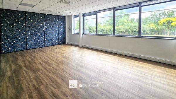 Bureaux à louer à Dardilly dans parc tertiaire avec visibilité autoroute