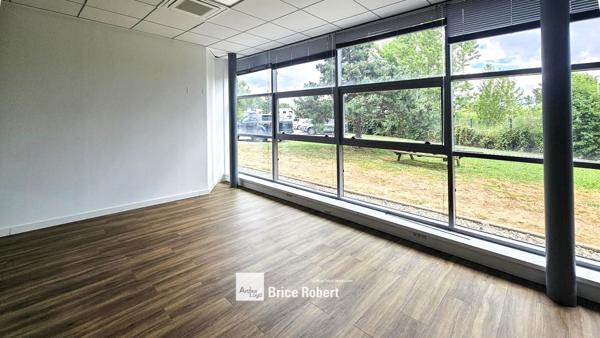 Bureaux à louer à Dardilly dans parc tertiaire avec visibilité autoroute