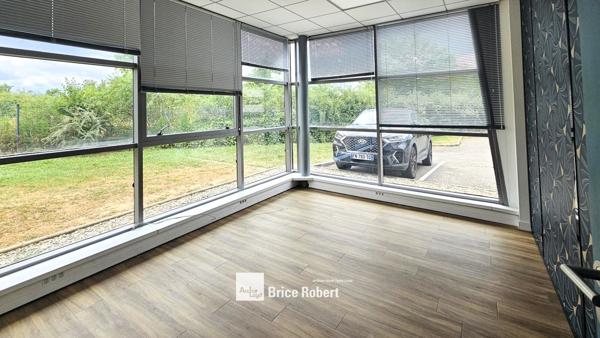 Bureaux à louer à Dardilly dans parc tertiaire avec visibilité autoroute
