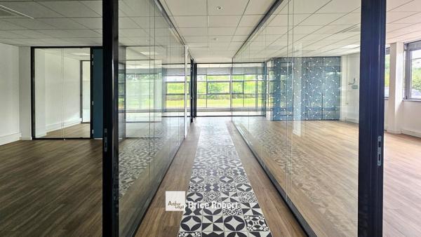 Bureaux à louer à Dardilly dans parc tertiaire avec visibilité autoroute