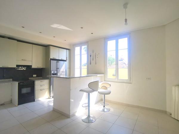 SAINT MAURICE : APPARTEMENT 3 PIECES LUMINEUX