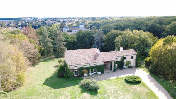 Propriété de 313 m 2 à Nouaille Maupertuis , 7 chambres, logement indépendant,  grand parc , garage
