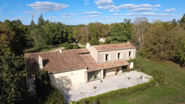 Propriété de 313 m 2 à Nouaille Maupertuis , 7 chambres, logement indépendant,  grand parc , garage