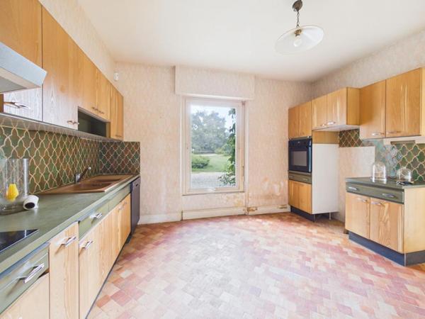 Propriété de 313 m 2 à Nouaille Maupertuis , 7 chambres, logement indépendant,  grand parc , garage