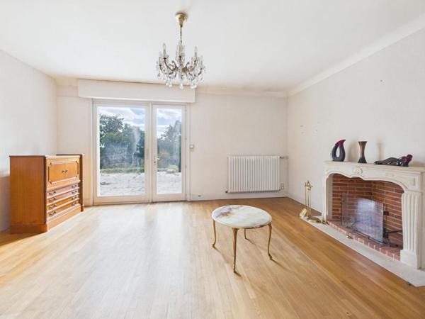 Propriété de 313 m 2 à Nouaille Maupertuis , 7 chambres, logement indépendant,  grand parc , garage