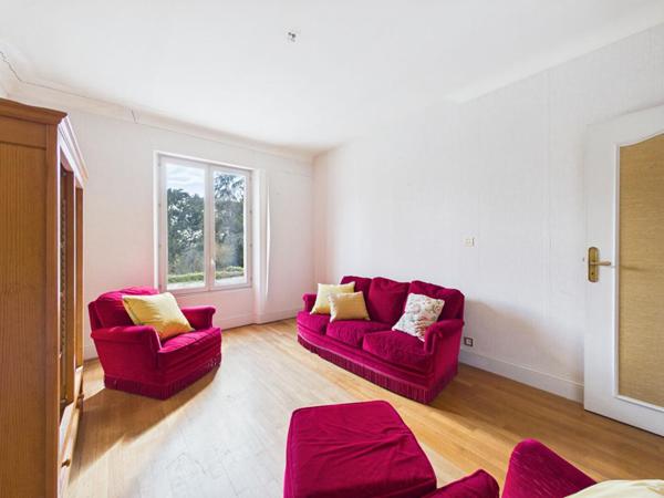 Propriété de 313 m 2 à Nouaille Maupertuis , 7 chambres, logement indépendant,  grand parc , garage