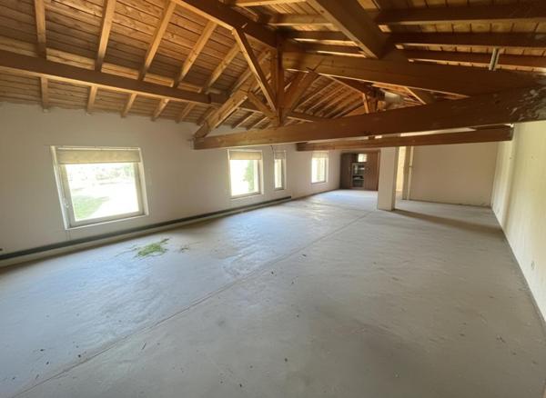 Propriété de 313 m 2 à Nouaille Maupertuis , 7 chambres, logement indépendant,  grand parc , garage