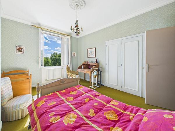 Propriété de 313 m 2 à Nouaille Maupertuis , 7 chambres, logement indépendant,  grand parc , garage