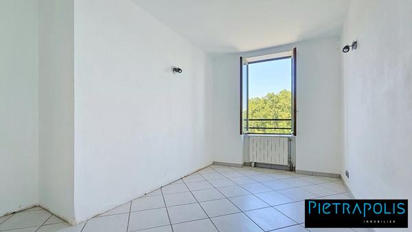 DERNIER ETAGE - T3 de 80 m² - Vue Ile Barbe