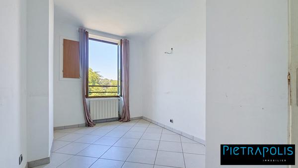 DERNIER ETAGE - T3 de 80 m² - Vue Ile Barbe