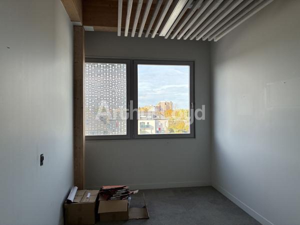 Bureaux à louer à Villeneuve d'Ascq éco-performants et parking sur site