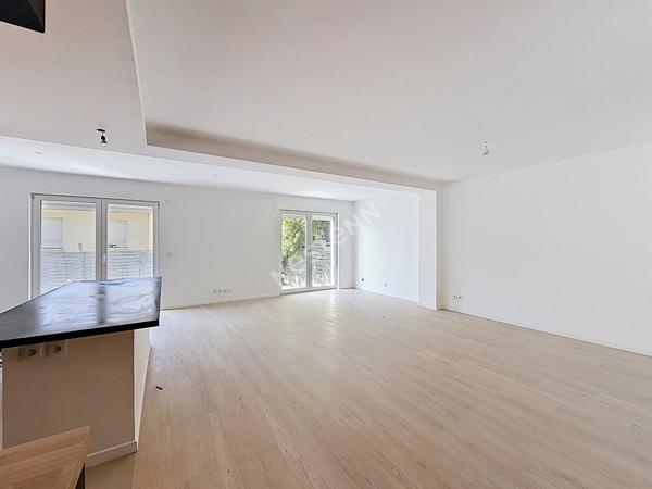 MONTREUIL, 850 METRES DU RER ROSNY, PROCHE DU PARC MONTREAU AU CALME D'UNE IMPASSE, DANS UNE PETITE COPROPRIETE DIVISEE EN 4 LOGEMENTS, GRAND APPARTEMENT ATYPIQUE DE 105m² AUX ALLURES DE LOFT AVEC UN JARDIN PRIVATIF DE 80M².