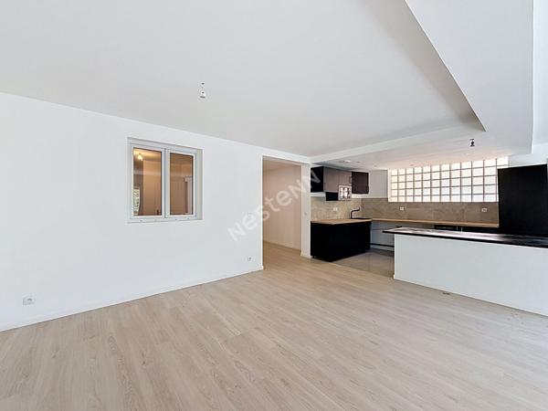 MONTREUIL, 850 METRES DU RER ROSNY, PROCHE DU PARC MONTREAU AU CALME D'UNE IMPASSE, DANS UNE PETITE COPROPRIETE DIVISEE EN 4 LOGEMENTS, GRAND APPARTEMENT ATYPIQUE DE 105m² AUX ALLURES DE LOFT AVEC UN JARDIN PRIVATIF DE 80M².