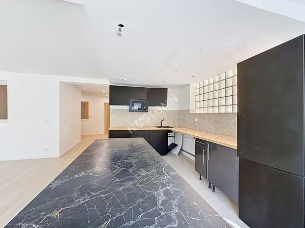 MONTREUIL, 850 METRES DU RER ROSNY, PROCHE DU PARC MONTREAU AU CALME D'UNE IMPASSE, DANS UNE PETITE COPROPRIETE DIVISEE EN 4 LOGEMENTS, GRAND APPARTEMENT ATYPIQUE DE 105m² AUX ALLURES DE LOFT AVEC UN JARDIN PRIVATIF DE 80M².