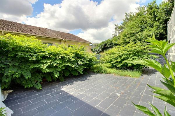 MONTREUIL, 850 METRES DU RER ROSNY, PROCHE DU PARC MONTREAU AU CALME D'UNE IMPASSE, DANS UNE PETITE COPROPRIETE DIVISEE EN 4 LOGEMENTS, GRAND APPARTEMENT ATYPIQUE DE 105m² AUX ALLURES DE LOFT AVEC UN JARDIN PRIVATIF DE 80M².