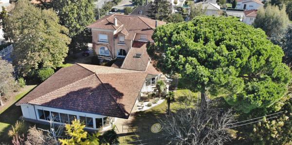 Maison bourgeoise en pierre , belles prestations .