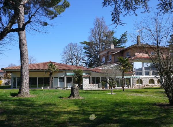 Maison bourgeoise en pierre , belles prestations .