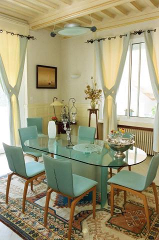 Maison bourgeoise en pierre , belles prestations .