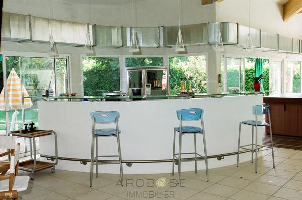 Maison bourgeoise en pierre , belles prestations .
