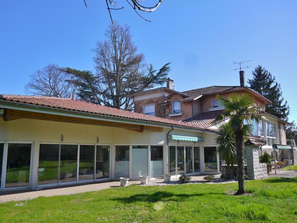 Maison bourgeoise en pierre , belles prestations .