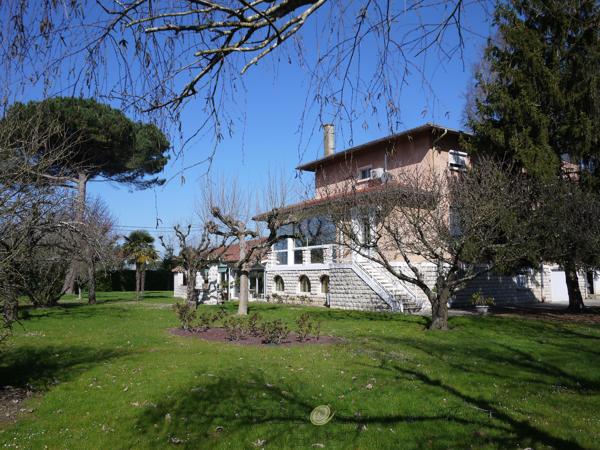 Maison bourgeoise en pierre , belles prestations .