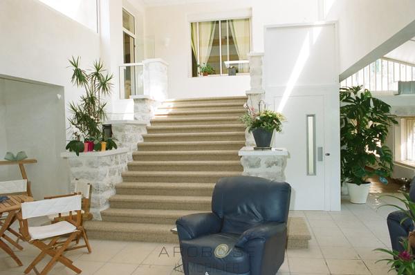 Maison bourgeoise en pierre , belles prestations .