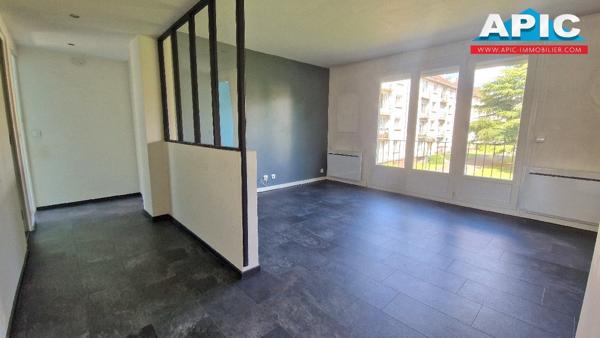 GROSLAY,

Dans une copropriété en pierre de taille, ...