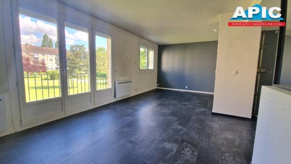 GROSLAY,

Dans une copropriété en pierre de taille, ...
