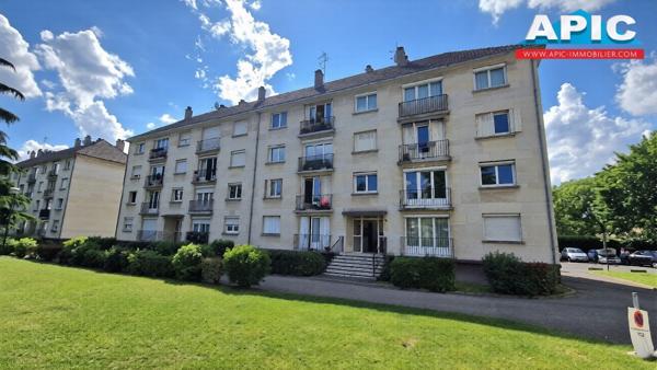 GROSLAY,

Dans une copropriété en pierre de taille, ...