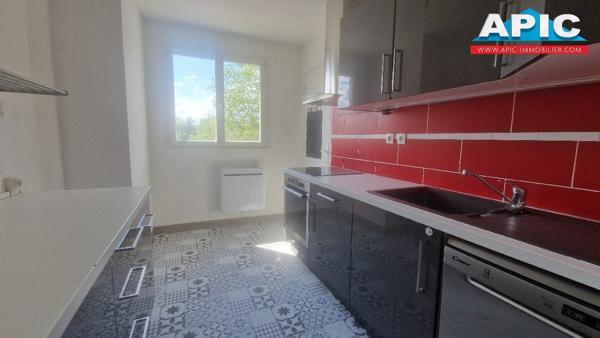 GROSLAY,

Dans une copropriété en pierre de taille, ...