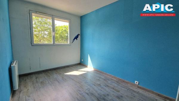 GROSLAY,

Dans une copropriété en pierre de taille, ...