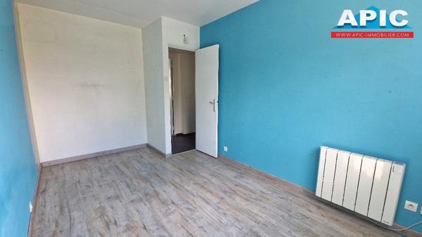 GROSLAY,

Dans une copropriété en pierre de taille, ...