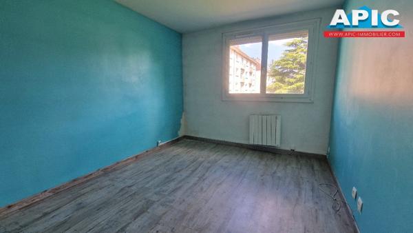 GROSLAY,

Dans une copropriété en pierre de taille, ...